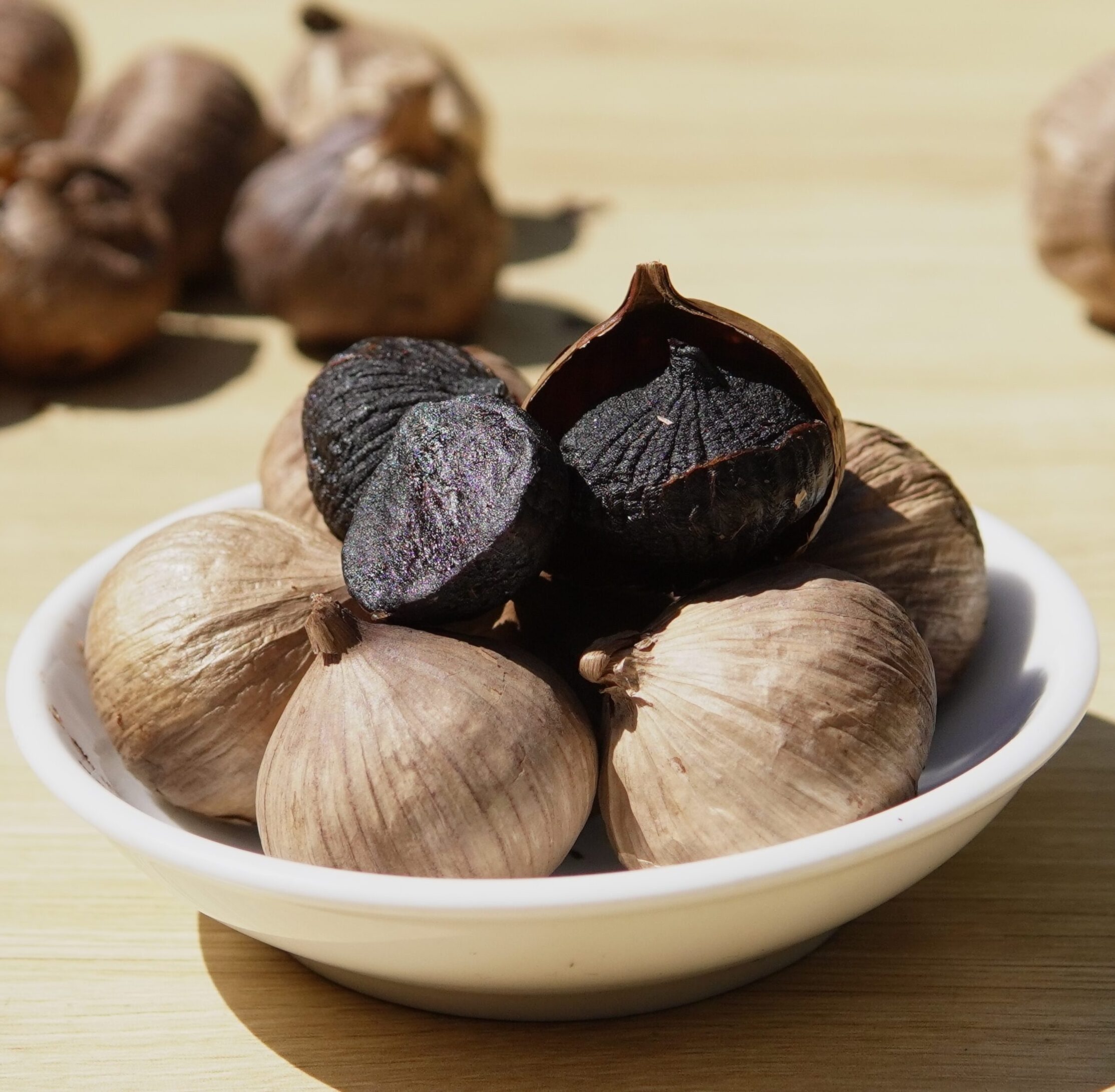 Những người không nên ăn tỏi đen