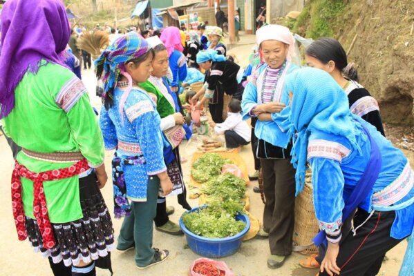Chợ Dào Sàn đông vui, nhộn nhịp