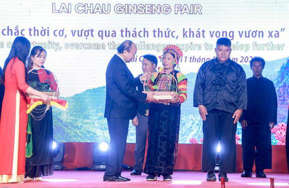 Chủ tịch nước Nguyễn Xuân Phúc tại Hội chợ Sâm Lai Châu 2022