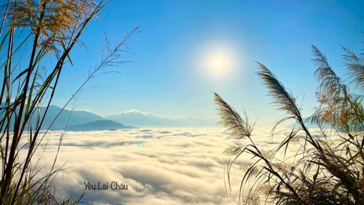 Mây nhìn từ trên đỉnh Lao Tỷ Phùng