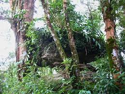 Núi đá Ô Sìn Hồ - điểm du lịch gắn với tín ngưỡng của người Dao Khâu.