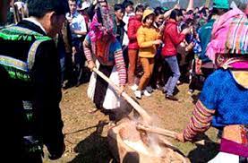 Giã bánh dài - Trò chơi trong lễ hội Gầu Tào