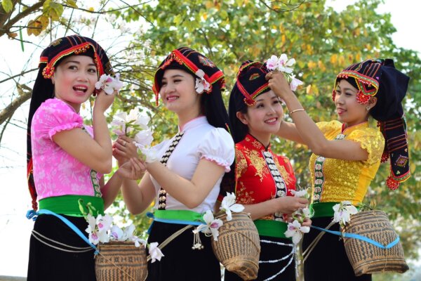 Lễ hội Hoa Ban và các thiếu nữ dân tộc Thái Lễ hội Hoa Ban và các thiếu nữ dân tộc Thái
