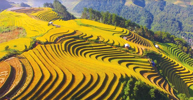 năm mây phủ, ít dấu chân người. Để vào được với bản Đề Chơ nơi có con Thác Háng Tề Chơ xinh đẹp, hoang sơ, hùng vĩ sẽ mất tới 3 giờ đồng hồ với 4 chặng đường khó khăn. Thác Háng Tề Chơ