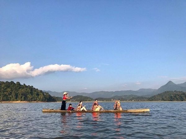 Đi thuyền trên hồ Pá Khoang Hồ Pá Khoang