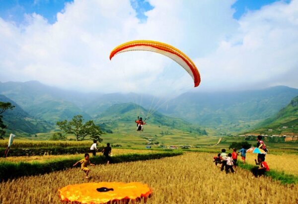 Nhảy dù để ngắm nhìn trọn vẹn hình ảnh ruộng bậc thang Mù Cang Chải
