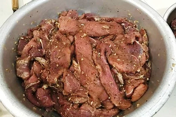 Ướp thịt trâu với hỗn hợp gia vị Ướp thịt trâu với hỗn hợp gia vị