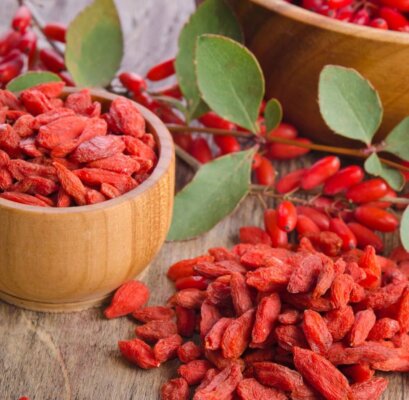 Kỷ tử ngâm rượu uống trong ngày tết mang lại may mắn