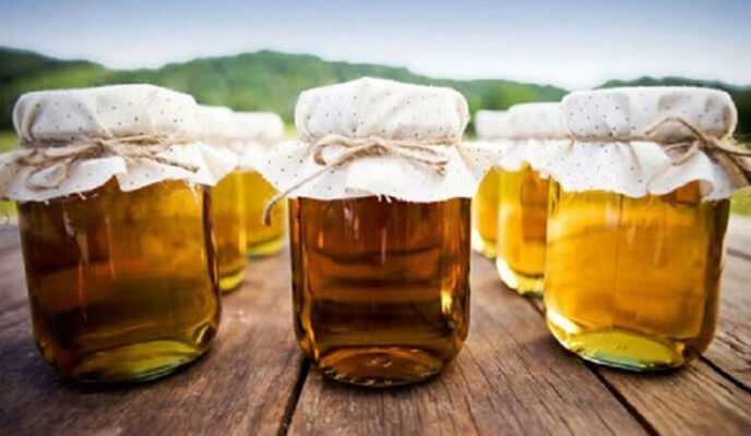 Uống nước ấm với mật ong