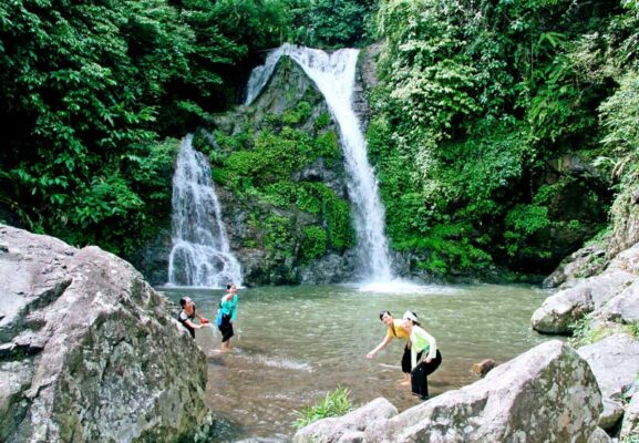 Thác Thăng Thiên Hòa Bình là một trong số con thác đẹp của Tây Bắc. Trong bài viết này, Tây Bắc TV sẽ cung cấp cho bạn cẩm nang khám phá thác Thăng Thiên Hòa Bình