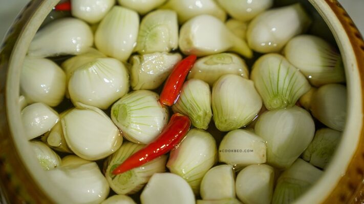 Những ai không nên ăn hành muối ngày Tết