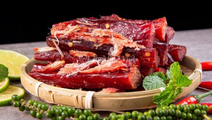 Thịt ba chỉ gác bếp xào măng