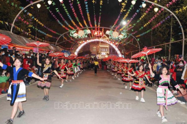Khám phá Phố đi bộ Than Uyên Lai Châu: Nơi giao lưu văn hóa