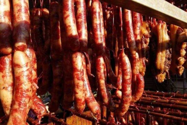 Làm lạp sườn gác bếp Tây Bắc có khó không và cần chuẩn bị nhưng nguyên liệu gì.