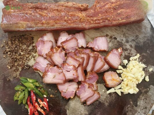 Lạ miệng với món thịt ba chỉ gác bếp xào măng