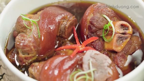 Cách hầm chân giò lợn với đương quy