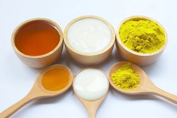 Cách đắp mặt nạ nghệ mật ong sữa ong chúa