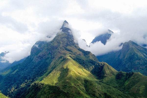 Đỉnh núi Fansipan cao bao nhiêu mét. .