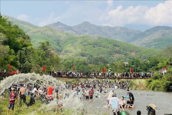 Lễ hội Té nước Phong Thổ Lai Châu