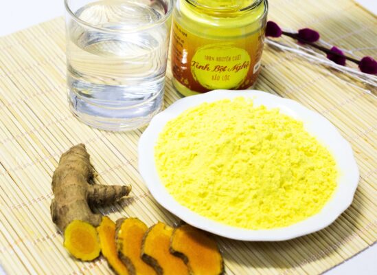 Mặt nạ tinh bột nghệ đỏ và trứng gà là một trong những sản phẩm làm đẹp được ưa chuộng và sử dụng rộng rãi trong cộng đồng. Không chỉ mang lại hiệu quả dưỡng da tuyệt vời, mặt nạ này còn được biết đến với nhiều lợi ích khác cho sức khỏe và vẻ đẹp. Trong bài viết này, chúng ta sẽ cùng tìm hiểu rõ hơn về những tác dụng đáng kinh ngạc của mặt nạ tinh bột nghệ đỏ và trứng gà, cũng như cách sử dụng hiệu quả nhất. Tác dụng của tinh bột nghệ đỏ trong mặt nạ Cung cấp các dưỡng chất thiết yếu cho da Nghệ đỏ chứa nhiều vitamin và khoáng chất như vitamin C, vitamin E, kẽm, sắt, canxi, phospho, etc. Những dưỡng chất này đóng vai trò quan trọng trong việc duy trì sức khỏe và vẻ đẹp của da. Vitamin C giúp kích thích sản sinh collagen, cải thiện độ đàn hồi của da. Vitamin E và các chất chống oxy hóa khác trong nghệ đỏ thì giúp bảo vệ da khỏi tác hại của các gốc tự do, từ đó ngăn ngừa lão hóa sớm. Ngoài ra, các khoáng chất như kẽm, sắt, canxi và phospho cũng rất cần thiết cho quá trình tái tạo và tăng cường sức khỏe của tế bào da. Chúng giúp da luôn tươi sáng, mịn màng và khỏe mạnh. Chống viêm và kháng khuẩn hiệu quả Nghệ đỏ chứa các hợp chất như curcumin, turmerone và zingerone, những chất này có tác dụng chống viêm và kháng khuẩn mạnh mẽ. Chúng giúp loại bỏ các vi khuẩn gây hại, làm dịu các vùng da bị kích ứng, mẫn cảm, ngăn ngừa mụn trứng cá và các vấn đề về da liễu khác. Đặc biệt, curcumin - thành phần chính trong nghệ đỏ, có khả năng ức chế sự phát triển của các chủng vi khuẩn như Staphylococcus aureus, Escherichia coli và Pseudomonas aeruginosa. Nhờ đó, mặt nạ nghệ đỏ trở thành liệu pháp hữu hiệu để cải thiện các vấn đề về da như mụn, viêm da, chàm, etc. Làm sáng da và thu nhỏ lỗ chân lông Ngoài công dụng chống viêm, nghệ đỏ còn có tác dụng làm sáng da và thu gọn lỗ chân lông rất hiệu quả. Các chất chống oxy hóa trong nghệ giúp ức chế sự hình thành melamin, từ đó ngăn ngừa các vết thâm, tàn nhang và làm đều màu da. Đồng thời, nghệ đỏ còn có tác dụng se khít lỗ chân lông, giúp da trông mịn màng và săn chắc hơn. Các chất trong nghệ như curcumin và turmerone có tác dụng co bóp và làm thu nhỏ lỗ chân lông, đồng thời giúp hấp thụ dầu thừa và bã nhờn, từ đó ngăn ngừa tình trạng lỗ chân lông to. Cải thiện lưu thông máu và nuôi dưỡng da Nghệ đỏ còn có tác dụng kích thích lưu thông máu tại chỗ, giúp các dưỡng chất dễ dàng được đưa đến tận các tế bào da. Nhờ đó, da luôn được cung cấp đủ oxy và dinh dưỡng, từ đó trở nên tươi sáng, mềm mại và khỏe mạnh hơn. Ngoài ra, các hợp chất như curcumin và turmerone trong nghệ còn có tác dụng kích thích sự sản sinh của các mao mạch máu, giúp nuôi dưỡng và tái tạo làn da. Điều này rất hữu ích trong việc cải thiện tình trạng da lão hóa, xỉn màu và kém săn chắc. Giảm thâm nám và tàn nhang Các hợp chất chống oxy hóa trong nghệ đỏ như curcumin và vitamin C có tác dụng ức chế sự hình thành melamin, từ đó giúp làm giảm các vết thâm nám, tàn nhang và các vết không đều màu da khác một cách hiệu quả. Ngoài ra, nghệ đỏ còn có tác dụng làm sáng da và ngăn ngừa sự hình thành các vệt tối do ánh nắng mặt trời gây ra. Nhờ đó, làn da sẽ trở nên đều màu, tươi sáng và tràn đầy sức sống. Tác dụng của trứng gà trong mặt nạ Cung cấp protein và nuôi dưỡng da Trứng gà là một nguồn cung cấp protein chất lượng cao, rất cần thiết cho quá trình tái tạo và tăng cường sức khỏe của làn da. Protein trong trứng gà giúp tăng cường sự sản sinh collagen, elastin - những thành phần quan trọng cho độ đàn hồi và săn chắc của da. Ngoài ra, trứng gà còn chứa nhiều vitamin và khoáng chất như vitamin A, vitamin D, vitamin E, sắt, kẽm, selenium,... Những dưỡng chất này giúp nuôi dưỡng da từ sâu bên trong, giúp da luôn khỏe mạnh, tươi sáng và săn chắc hơn. Dưỡng ẩm và cân bằng độ pH da Lòng trắng trứng gà có chứa nhiều protein và nước, vì vậy nó có tác dụng dưỡng ẩm và cân bằng độ pH da rất hiệu quả. Protein trong trứng gà sẽ hình thành một lớp màng bảo vệ, giúp da luôn giữ được độ ẩm cần thiết và không bị khô căng. Đồng thời, lòng trắng trứng gà cũng có khả năng điều chỉnh độ pH da về mức cân bằng, tránh tình trạng da bị khô, bong tróc hoặc kích ứng do pH da bị rối loạn. Làm sạch và se khít lỗ chân lông Lòng đỏ trứng gà chứa nhiều chất béo và lecithin, những thành phần này có tác dụng làm sạch sâu lỗ chân lông, hút bã nhờn và các tạp chất khác. Nhờ đó, da sẽ được thanh lọc sâu, lỗ chân lông trở nên sạch sẽ và thu nhỏ hơn. Ngoài ra, trứng gà còn có khả năng se khít và làm nhỏ lỗ chân lông nhờ lượng protein dồi dào. Protein trong trứng gà sẽ thu hẹp kích thước lỗ chân lông, từ đó giúp da trở nên mịn màng và sáng bóng hơn. Cải thiện lưu thông máu và kích thích tái tạo da Trứng gà chứa nhiều vitamin B12, sắt và các chất khoáng như kẽm, đồng,... Những dưỡng chất này có tác dụng kích thích lưu thông máu tại chỗ, giúp các dưỡng chất dễ dàng được đưa đến tận các tế bào da. Đồng thời, các chất dinh dưỡng trong trứng gà còn giúp tăng cường sự sản sinh của các tế bào da mới, từ đó thúc đẩy quá trình tái tạo và làm mới làn da. Điều này rất hữu ích trong việc cải thiện tình trạng da lão hóa, xỉn màu và kém săn chắc. Chống viêm và kháng khuẩn Trứng gà chứa nhiều vitamin A và vitamin D, những chất này có tác dụng chống viêm và kháng khuẩn hiệu quả. Chúng giúp loại bỏ các vi khuẩn gây hại, làm dịu các vùng da bị kích ứng, mẫn cảm và ngăn ngừa mụn trứng cá. Ngoài ra, lòng đỏ trứng gà còn có chứa lecithin - một chất béo tự nhiên có khả năng bảo vệ da khỏi tác hại của vi khuẩn và các yếu tố gây kích ứng từ môi trường bên ngoài. Cách làm mặt nạ tinh bột nghệ đỏ và trứng gà Nguyên liệu cần chuẩn bị 1 quả trứng gà 1-2 thìa canh tinh bột nghệ đỏ 1-2 thìa canh mật ong (tùy chọn) Cách thực hiện Tách lòng đỏ và lòng trắng trứng gà ra thành 2 bát riêng biệt. Cho tinh bột nghệ đỏ vào lòng đỏ trứng, khuấy đều cho đến khi có được hỗn hợp đồng nhất. Nếu muốn thêm mật ong, hãy cho vào hỗn hợp lòng đỏ trứng và tinh bột nghệ, khuấy đều. Sử dụng muỗng hoặc cọ trang điểm để thoa hỗn hợp này lên da mặt, tránh vùng mắt. Để mặt nạ yên khoảng 15-20 phút. Sau đó, dùng nước ấm hoặc khăn ướt để rửa sạch mặt nạ. Thoa một lớp lòng trắng trứng lên mặt, để khoảng 10 phút rồi rửa sạch. Lặp lại quy trình 2-3 lần/tuần để có hiệu quả tối ưu. Lưu ý khi sử dụng mặt nạ tinh bột nghệ đỏ và trứng gà Chỉ nên sử dụng mặt nạ 2-3 lần/tuần, tránh sử dụng quá thường xuyên. Không sử dụng mặt nạ khi da bị tổn thương, viêm nhiễm hoặc kích ứng. Không dùng mặt nạ vào ban đêm, tránh gây bít tắc lỗ chân lông. Luôn rửa sạch mặt trước khi thoa mặt nạ để đạt hiệu quả tốt nhất. Nên ứng dụng mặt nạ này trong khuôn khổ liệu trình chăm sóc da toàn diện. Kết hợp mặt nạ với các bước chăm sóc da khác như tẩy trang, rửa mặt, dưỡng ẩm,... để đạt hiệu quả tối ưu. Những lưu ý khi sử dụng mặt nạ tinh bột nghệ đỏ và trứng gà Mặc dù mặt nạ tinh bột nghệ đỏ và trứng gà mang lại nhiều lợi ích cho da, nhưng vẫn cần lưu ý một số điểm sau khi sử dụng: Kiểm tra dị ứng trước khi sử dụng: Một số người có thể bị dị ứng với một số thành phần trong mặt nạ này, vì vậy nên kiểm tra trước khi sử dụng. Không sử dụng quá thường xuyên: Mặc dù mặt nạ an toàn, nhưng nếu sử dụng quá thường xuyên có thể khiến da bị kích ứng. Bạn nên sử dụng 2-3 lần/tuần. Thời gian để mặt nạ không nên quá quá lâu: Để tránh tình trạng da bị khô hoặc kích ứng, bạn nên tuân thủ thời gian để mặt nạ trên mặt khoảng 15-20 phút và rửa sạch ngay sau đó. Luôn rửa sạch mặt trước khi sử dụng: Việc rửa sạch mặt giúp loại bỏ bụi bẩn và dầu thừa trên da, từ đó giúp mặt nạ thẩm thấu vào da tốt hơn. Kết hợp với các bước chăm sóc da khác: Để có hiệu quả tốt nhất, bạn nên kết hợp việc sử dụng mặt nạ này với các bước chăm sóc da khác như tẩy trang, rửa mặt, dưỡng ẩm để da luôn được nuôi dưỡng đầy đủ. Ngưng sử dụng nếu có dấu hiệu bất thường: Nếu sau khi sử dụng mặt nạ bạn cảm thấy da đỏ, ngứa, hoặc có bất kỳ dấu hiệu kích ứng nào, hãy ngưng sử dụng ngay lập tức và tham khảo ý kiến của chuyên gia da liễu. Kết luận Như vậy, việc sử dụng mặt nạ từ tinh bột nghệ đỏ và trứng gà không chỉ giúp làm sáng da mà còn cung cấp dưỡng chất cần thiết để nuôi dưỡng làn da từ bên trong. Những thành phần tự nhiên trong mặt nạ giúp cải thiện độ đàn hồi, se nhỏ lỗ chân lông, cung cấp độ ẩm và ngăn ngừa vi khuẩn gây mụn. Để đạt hiệu quả tốt nhất, bạn nên tuân thủ các bước hướng dẫn cũng như lưu ý khi sử dụng mặt nạ. Hãy thực hiện đúng liệu trình và kết hợp với việc chăm sóc da hàng ngày để có làn da khỏe mạnh, tươi sáng và rạng rỡ. Chăm sóc da bằng những phương pháp tự nhiên luôn là lựa chọn an toàn và hiệu quả cho làn da của bạn.