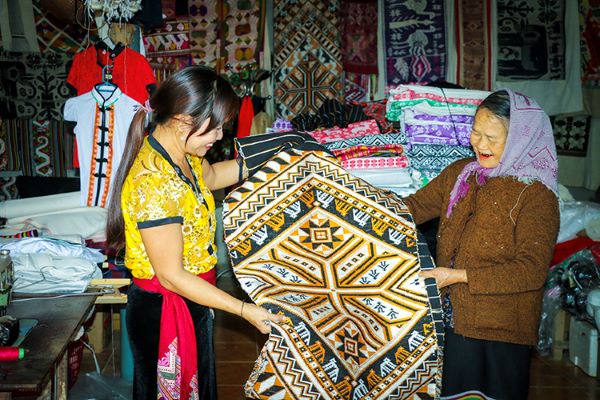 Làng nghề dệt thổ cẩm