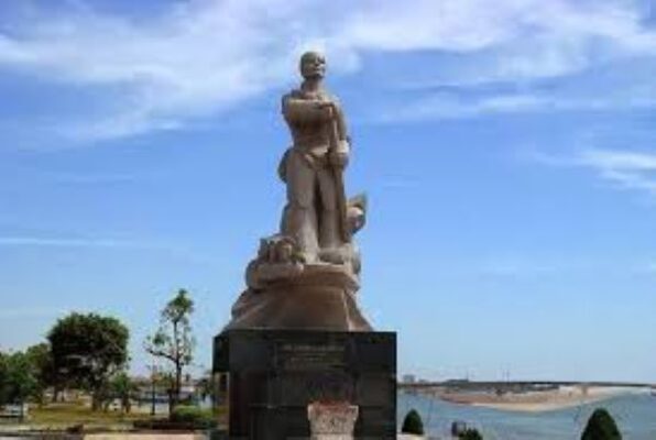 Tượng đài mẹ Suốt