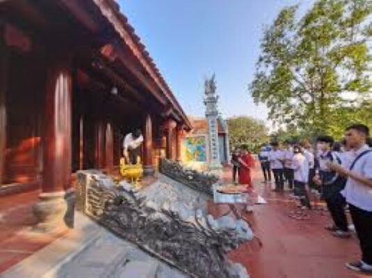 Tham quan đền Phương Hoàng Hưng Yên