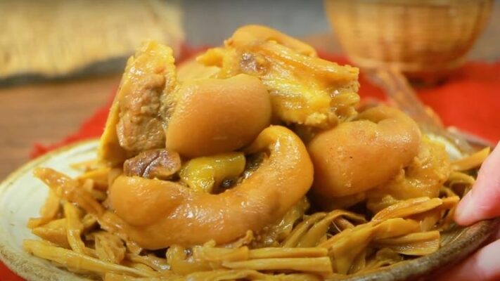 Món canh măng khô nấu chân giò