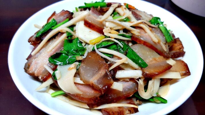 Thịt ba chỉ gác bếp xào măng