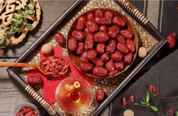 ngâm rượu táo đỏ kỷ tử