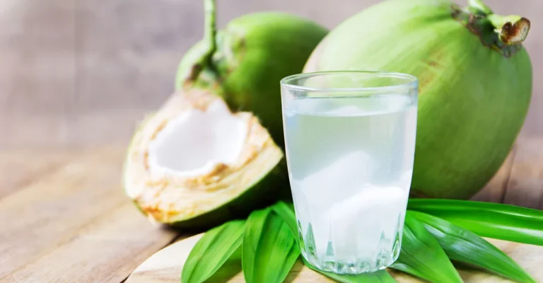 Những ai không nên uống nước dừa