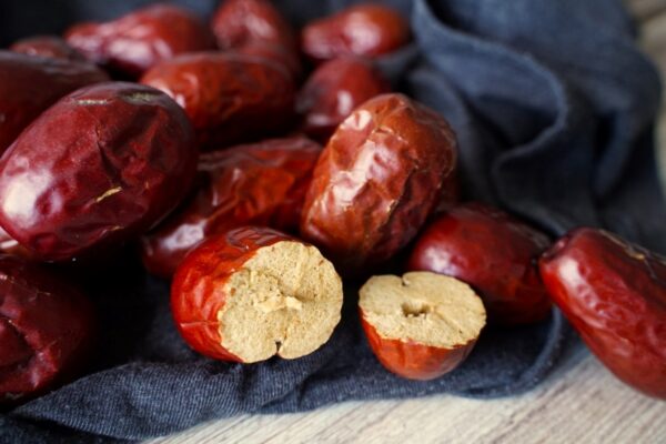 Ai không nên ăn táo đỏ?