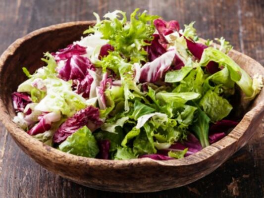 Rau cải xoăn giàu vitamin K