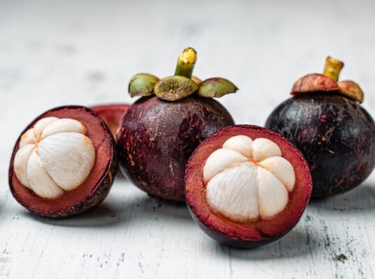 Phụ nữ sau sinh có nên ăn măng cụt