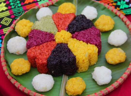 Bỏ túi cách nấu xôi ngũ sắc bằng nguyên liệu tự nhiên