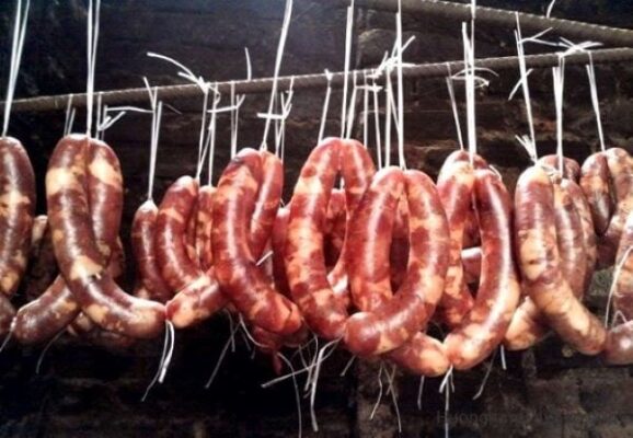 Cách ăn lạp xưởng hun khói