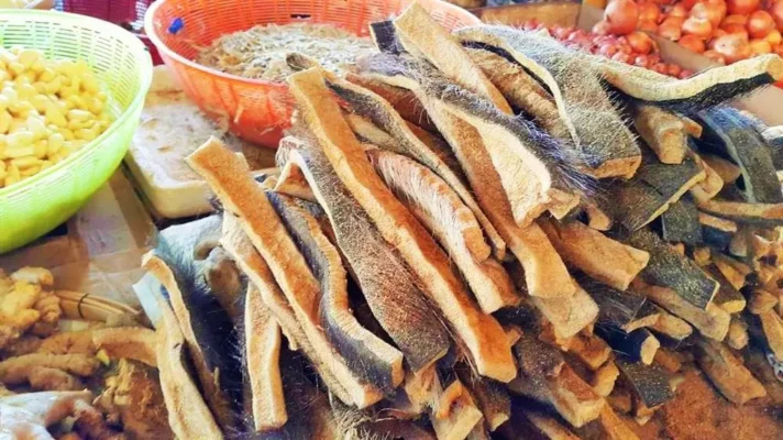 Chế biến da trâu khô của người Thái Tây Bắc