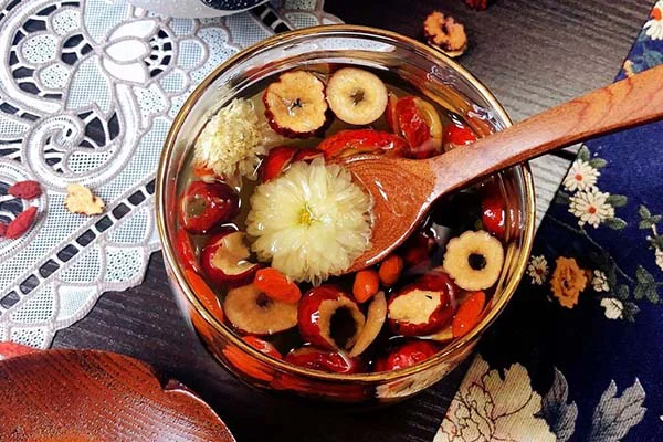 Trà hoa cúc táo đỏ còn có khả năng làm đẹp da và ngăn ngừa quá trình lão hóa da
