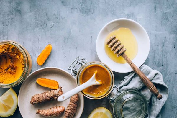 Cách sử dụng tinh bột nghệ mật ong làm đẹp da