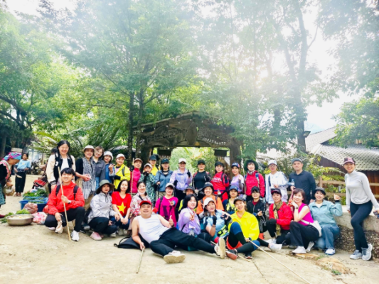 Leo núi Răng Cưa ngắm hoa đỗ quyên rừng