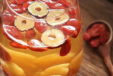 Lợi ích của nước táo đỏ kỷ tử trong việc hỗ trợ sức khỏe