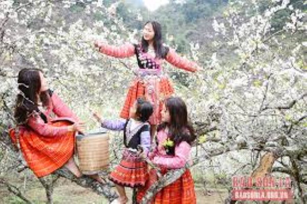 Nghệ thuật tạo hoa văn trên trang phục dân tộc Mông