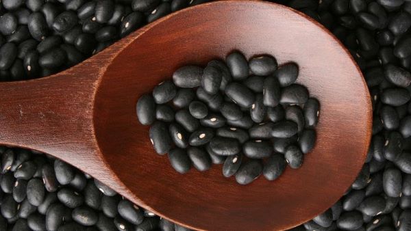 Tác dụng của nước đậu đen rang với việc kiểm soát cân nặng