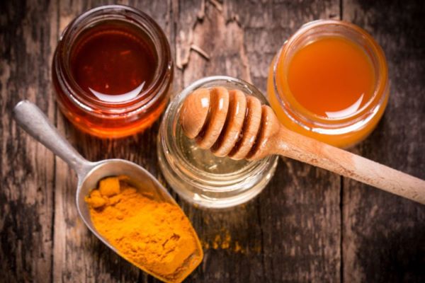 Tinh bột nghệ và mật ong có tác dụng gì cho da?