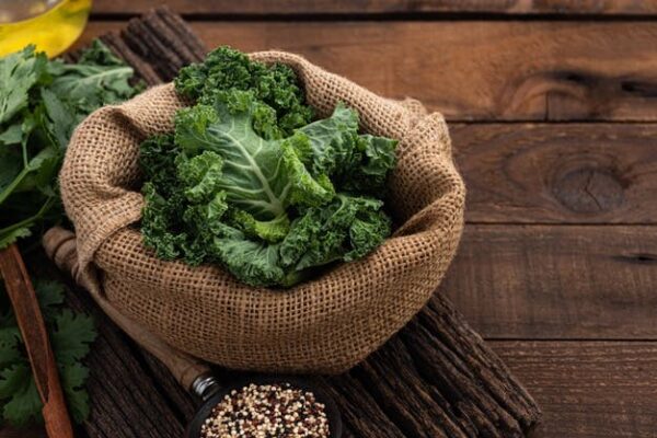 Những ai không nên ăn cải xoăn