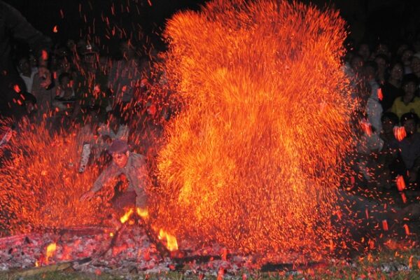 Khám phá lễ hội nhảy lửa của người Dao ở Lai Châu
