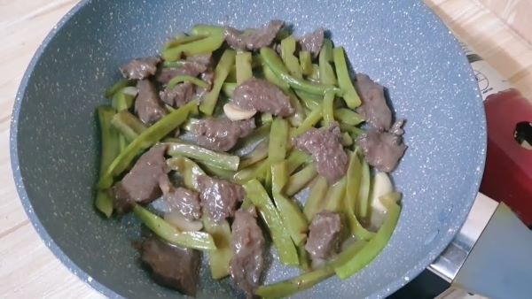 Cách xào rau tiến vua với thịt bò