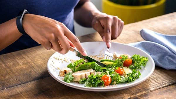 Có nên thực hiện chế độ ăn low card để giảm cân