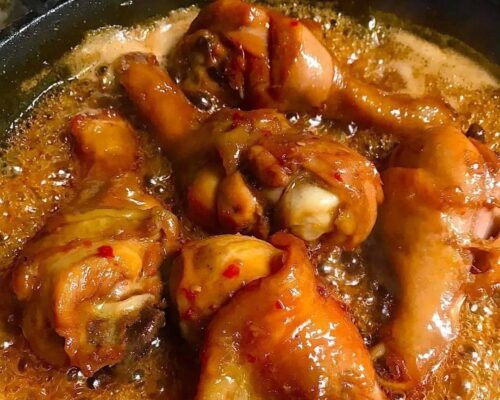 Tại sao bỏ muối vào chảo dầu khi chiên rán?