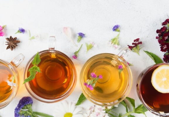 Uống trà xanh hay trà đen tốt hơn cho sức khỏe?